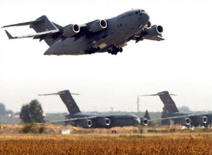 Un avión C-17 de la Fuerza Aérea de EE UU despega de la base de Morón en noviembre de 2007.