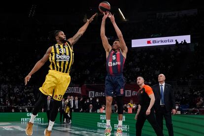 Baldwin lanza ante Devin Booker.