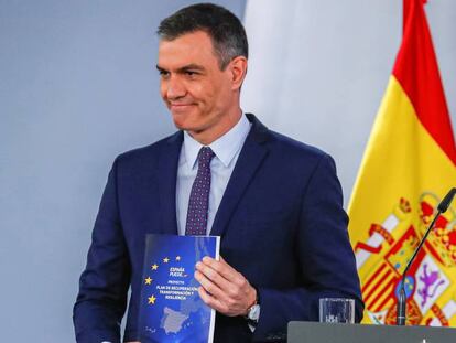 El presidente del Gobierno, Pedro Sánchez, con el Plan de Recuperación.