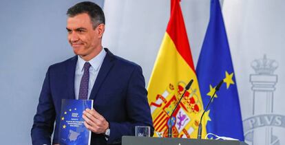 El presidente del Gobierno, Pedro Sánchez, con el Plan de Recuperación.