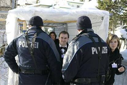 Dos agentes de policía controlan el acceso al Foro Económico de Davos.