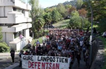 En la imagen, los trabajadores de la empresa durante una manifestación que recorrió la localidad guipuzcoana de Arrasate. EFE/Archivo