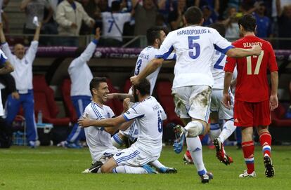 Los jugadores griegos celebran la victoria ante Rusia y la clasificación.