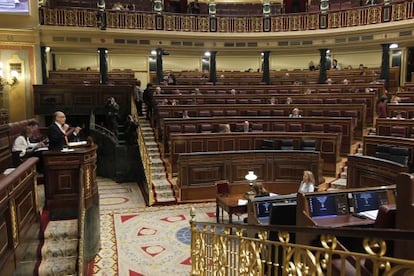 Deputies in a near-deserted Congress listen to Finance Minister Crist&oacute;bal Montoro.