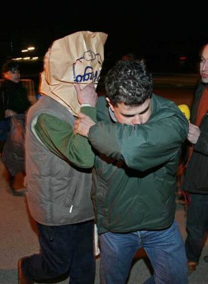 Victoriano Ceballos oculta su rostro con una bolsa al salir de la cárcel de Alcalá Meco.