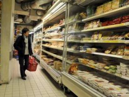 Una cliente observa las estanterías de un supermercado. EFE/Archivo