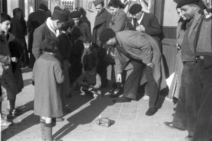 Puesto de reparto de juguetes para los ni&ntilde;os en el Madrid republicano el d&iacute;a de Reyes de 1937.