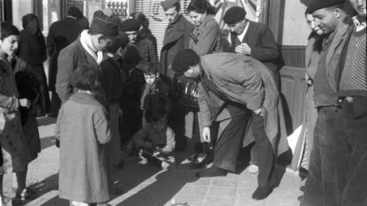 Puesto de reparto de juguetes para los ni&ntilde;os en el Madrid republicano el d&iacute;a de Reyes de 1937.