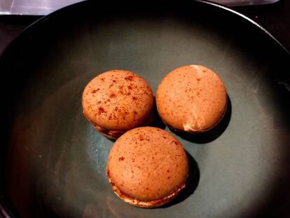 MACARRONS CON VINUBO, RELLENOS DE TORTA DEL CASAR / CAPEL