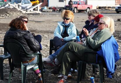 ¿Qué lleva a los 2.000 habitantes de Longyearbyen a permanecer en un lugar cuya principal característica es que tiene el clima más extremo del planeta? "La oportunidad de tener trabajo. Allí hay para todos, y encima muy bien remunerado", resuelve Javier Reverte. El archipiélago se encuentra bajo la soberanía noruega, pero su estatus no está definido por la ONU. Esto quiere decir que cualquiera puede llegar a la ciudad habitada más próxima al Polo Norte, instalarse con total libertad y trabajar en los empleos que generan la investigación de medio ambiente, la minería de carbón, el turismo o los servicios. "Trabajando en la mina se puede cobrar fácilmente 4.000 o 5.000 euros al mes", confirma el escritor de 'Confines' (Plaza Janés).