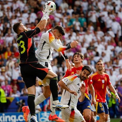 STUTTGART (ALEMANIA), 05/07/2024.- El portero de España Unai Simón atrpa una balón durante el partido de cuartos de final de la Eurocopa entre España y Alemania, este viernes en Stuttgart. EFE/ Alberto Estévez

