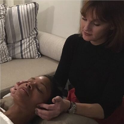 La actriz de 'Spectre 007' se relaja con un masaje facial antes de empezar a prepararse para la gala de los Oscar.