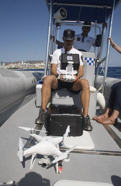 El aparato pesa menos de dos kilos y puede volar a 500 metros de altura. En la imagen, un policía revisa el dron.