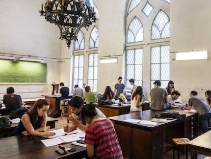 Estudiantes de ingeniería en la Universidad de Buenos Aires.