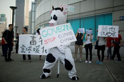 Activistas participan en la 'Marcha mundial por el clima' en Hong Kong.