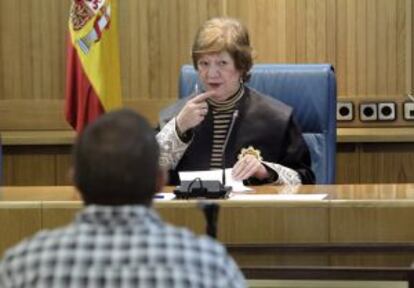 &Aacute;ngela Murillo, durante el juicio a I&ntilde;aki Bengoa San Miguel (de espaldas).