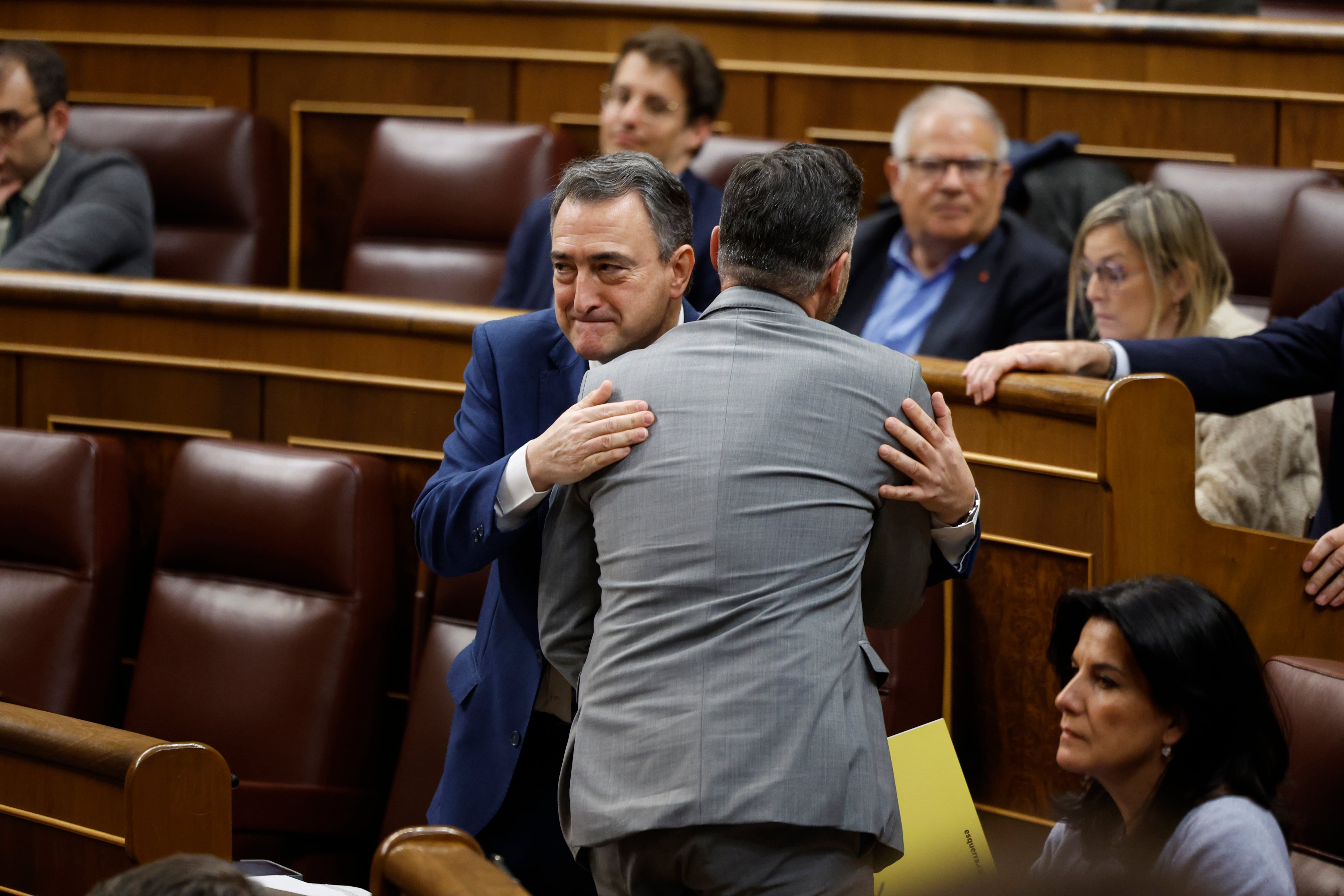 Aitor Esteban, del PNV, y Gabriel Rufián, de ERC, se abrazan en el Congreso el pasado miércoles.