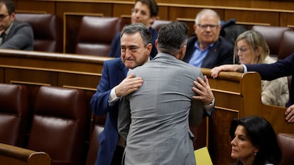 Aitor Esteban, del PNV, y Gabriel Rufián, de ERC, se abrazan en el Congreso el pasado miércoles.