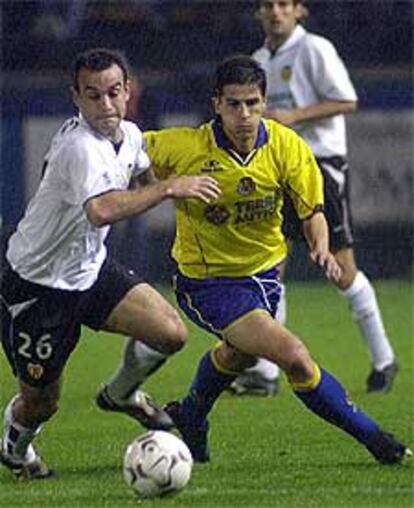 Jorge López trata de superar a Garrido en un partido Villarreal-Valencia.