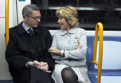 Gallardón (izquierda) y Aguirre, inaugurando en marzo la ampliación de la línea 2 de metro.