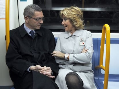 Gallardón (izquierda) y Aguirre, inaugurando en marzo la ampliación de la línea 2 de metro.