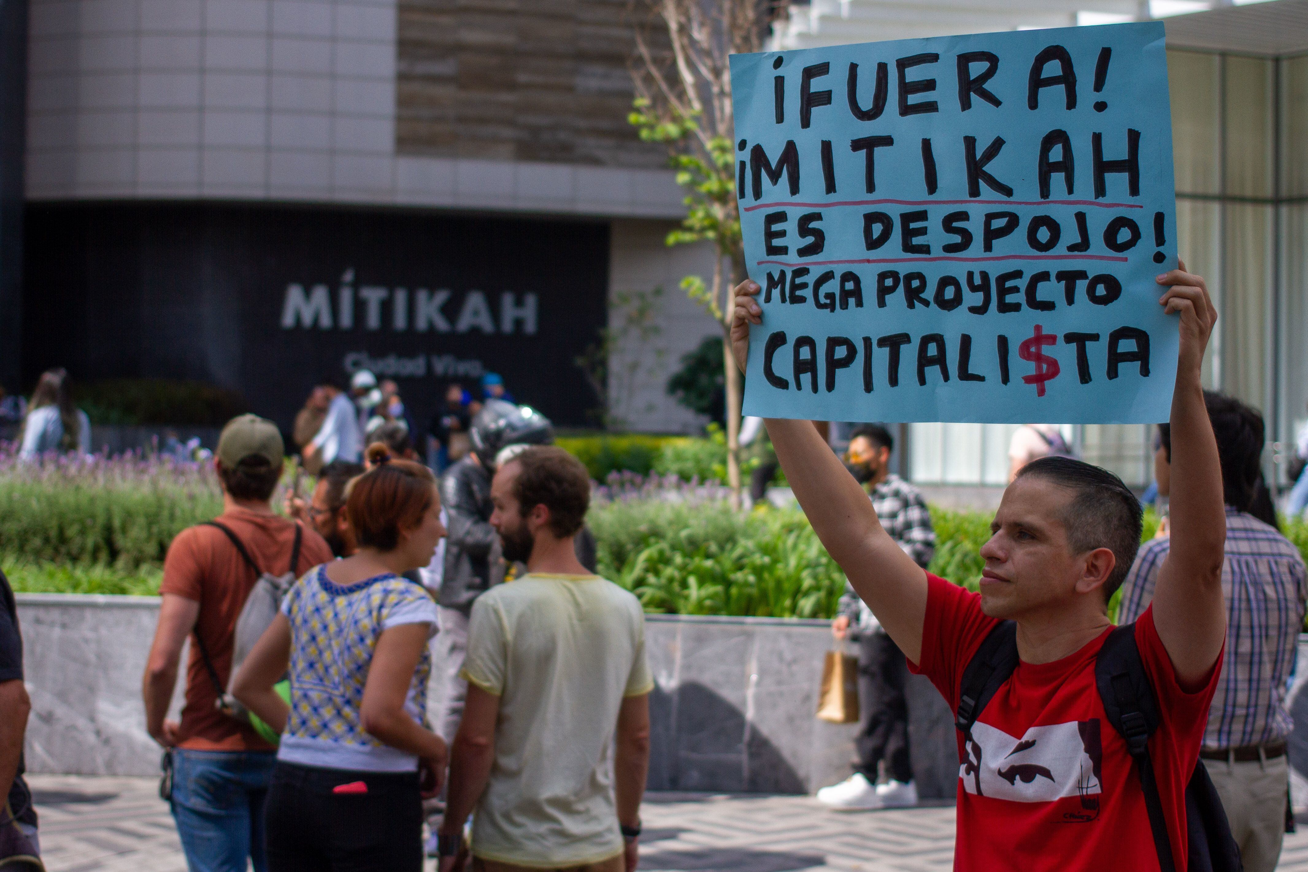 Vecinos del pueblo de Xoco se manifiestan a las afueras del nuevo centro comercial Mítikah. 