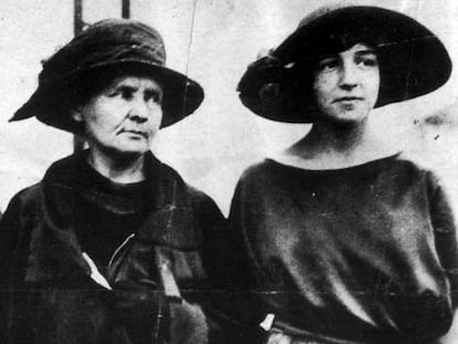 Eve Curie, a la derecha, junto a su madre, Marie Curie, en 1921, durante un viaje a Estados Unidos.