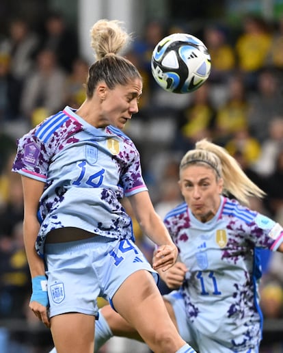 Laia Aleixandri golpea el balón de cabeza durante una jugada de la UEFA Nations League femenina.