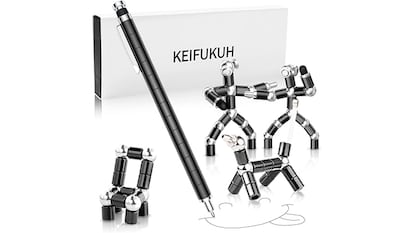 Regalos para hombres sobre fondo blanco.