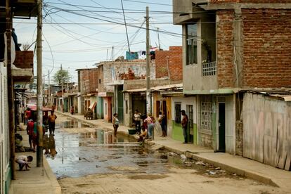 Desde diciembre de 2016 las lluvias provocadas por el fenómeno el Niño costero en Perú estaban haciendo estragos, hasta que en marzo de 2017, el río Piura ya no pudo más. Las inundaciones, sumadas al desbordamiento, dejaron 143 fallecidos y más de un millón de afectados en los departamentos de Tumbes, Piura, Lambayeque, Loreto, Ica, Ancash, Cajamarca, La Libertad, Huancavelica y provincias de Lima. En la imagen, Piura todavía no se había secado dos semanas después del desastre.