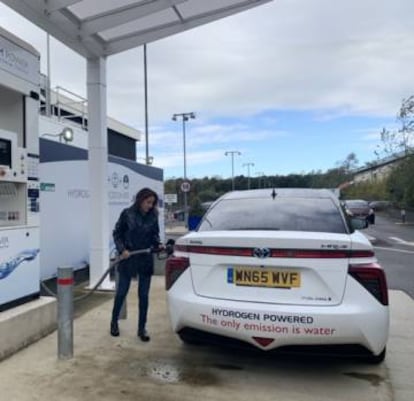 Una mujer reposta un Toyota Mirai en una hidrogenera en Swindon (Inglaterra).