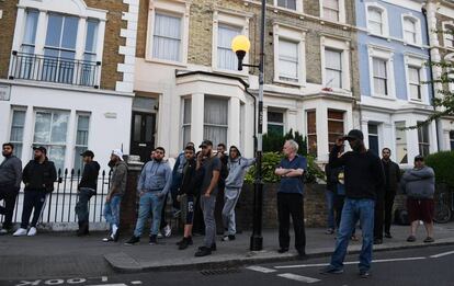 Moradores e vizinhos observam o incêndio na Torre Grenfell em Londres.