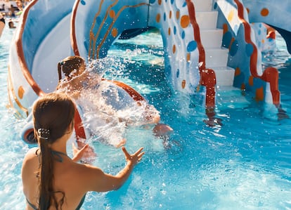 Tobogán en una piscina infantil.