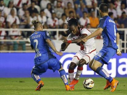 Manucho entre Alexis y Vel&aacute;zquez.