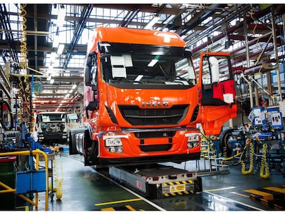 Un camión Iveco en la planta que el fabricante tiene en Madrid. Rodrigo Alonso.