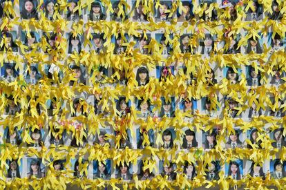 Retratos de las víctimas del transbordador surcoreano "Sewol". Los familiares de las víctimas los han colocado en señal de protesta contra el gobierno, en Seúl seis meses después del peor desastre marítimo de Corea del Sur.