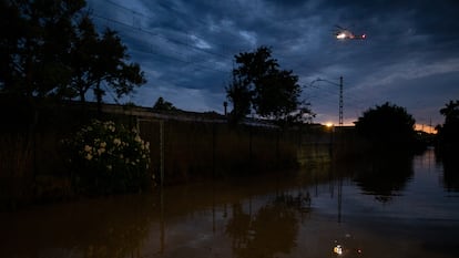 Un helicóptero de emergencias sobrevuela una zona inundada en Cubelles, este sábado.