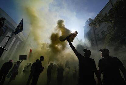 Manifestantes ucranios encienden antorchas de humo durante una protesta frente al Parlamento para pedir la creación de una comisión de investigación tras la devolución a Rusia de 32 presuntos mercenarios de la compañía militar privada Wagner detenidos a finales de julio por las autoridades bielorrusas y reclamados por Kiev.