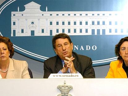 De izquierda a derecha, Rita Barberá (PP), Francisco Vázquez (PSOE) y Rosa Aguilar (IU), en el Senado.