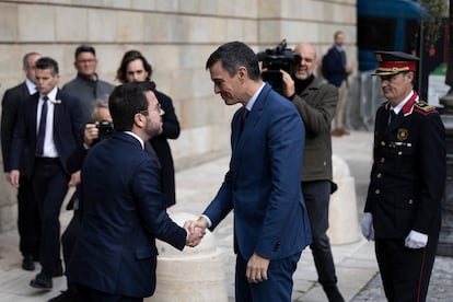 Pere Aragonès saluda a Pedro Sánchez en la puerta del Palau de la Generalitat, en Barcelona, el 21 de diciembre de 2023.
