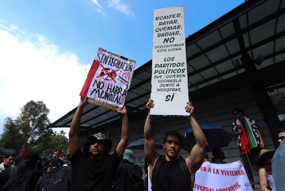 A través de folletos repartidos por los manifestantes, la población han demandado una ley inquilinaria que aplique medidas como topes a las rentas, proteja ante desalojos y que diferencie las responsabilidades entre los pequeños y grandes arrendadores, entre otras.
