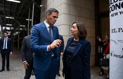 El presidente del Gobierno Español y Pepa Bueno conversan a su llegada al foro 'Latinoamérica, EEUU y España en la economía global, organizado por EL PAÍS y la Cámara de Comercio España-Estados Unidos. 