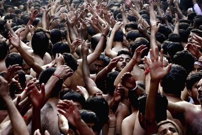 Paquistaníes chiíes asisten a una procesión religiosa con motivo del Chehlum o final del Ashura, en Lahore (Pakistán).