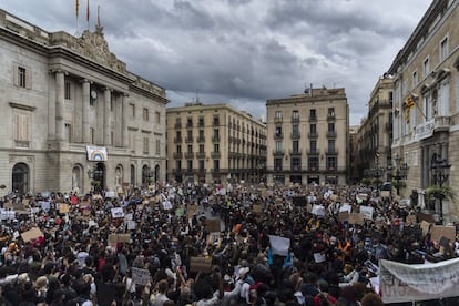 Protesta en la plaza de Sant Jaume de Barcelona por la muerte de George Floyd.