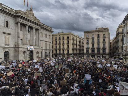 Protesta en la plaza de Sant Jaume de Barcelona por la muerte de George Floyd.