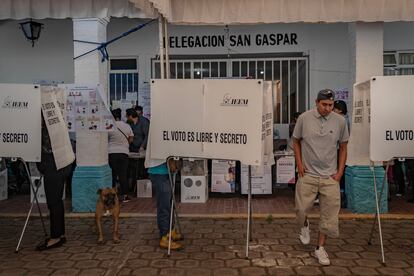 Alrededor de 500 servidores públicos de la Fiscalía especializada en Delitos Electorales están pendientes de las denuncias que presenten los ciudadanos en los Estados de México y Coahuila. Momentos antes de la apertura de las casillas, ya habían sido presentadas 20 denuncias ante esta Fiscalía. En la imagen, votantes en un colegio electoral en el pueblo de San Gaspar, en el Estado de México.