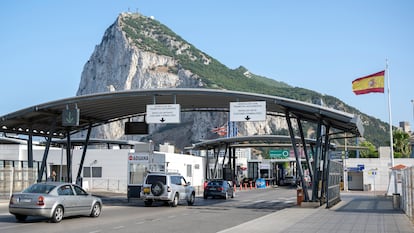 Paso de vehículos en la aduana entre España y Gibraltar.