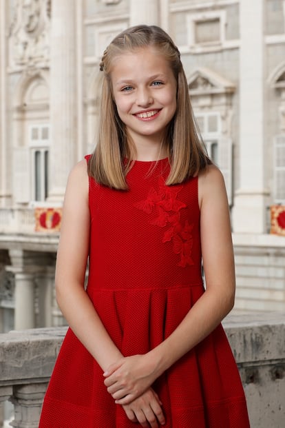 El primer retrato oficial en solitario de la Princesa de Asturias coincidió con su 12º cumpleaños. En la foto, Leonor de Borbón y Ortiz aparecía muy sonriente y vestida con un alegre traje rojo, el mismo que ya llevó en la Fiesta del 12 de Octubre, pocos días antes. De hecho, el retrato se hizo en el Palacio Real de Madrid ese día. Cinco años antes de esta instantánea en solitario, Leonor posó en una foto oficial con don Juan Carlos y con don Felipe, en una imagen que representaba la continuidad en la Corona.