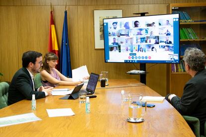 El ministro de Consumo, Alberto Garzón (izquierda), en la reunión de este viernes junto la directora general de Consumo, Bibiana Medialdea, y el secretario general de Consumo y Juego, Rafael Escudero.