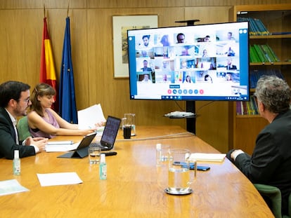 El ministro de Consumo, Alberto Garzón (izquierda), en la reunión de este viernes junto la directora general de Consumo, Bibiana Medialdea, y el secretario general de Consumo y Juego, Rafael Escudero.